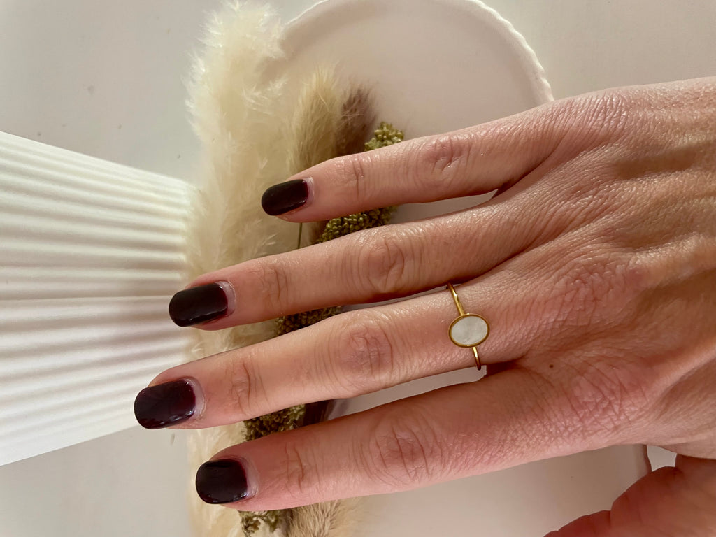 Anillo fino ovalado de nácar