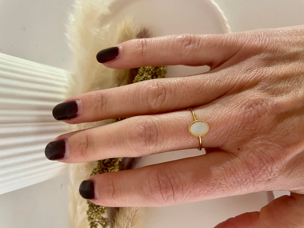 Anillo fino ovalado de nácar